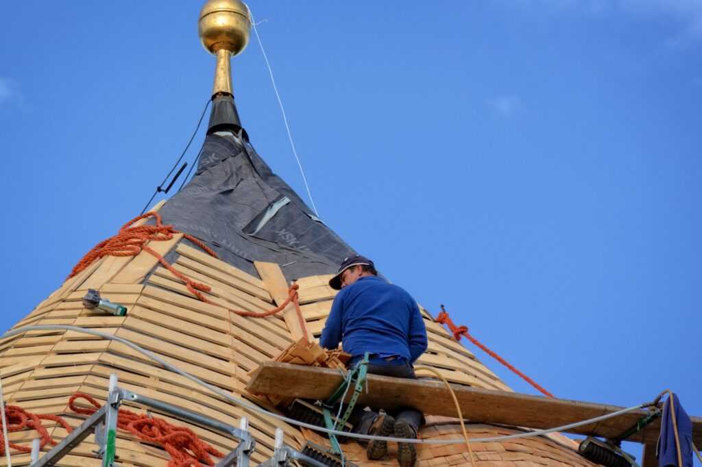 choose a roof repair contractor